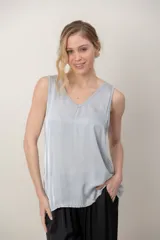 Musculosa de satén color fucsia, con escote en V y diseño holgado sin mangas.