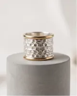 Anillo ancho de plata 925 con diseño texturizado en la banda central y bordes en lámina de oro 18k.