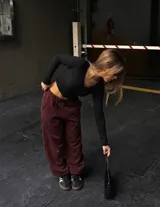 Remera de manga larga en tejido acanalado, color blanco, con escote estilo off-shoulder y corte ajustado al cuerpo.