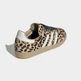 Championes Adidas modelo Samba OG con estampado animal print de leopardo en todo el exterior. Presenta las icónicas tres franjas laterales en color blanco, cordones negros y suela de caucho color caramelo.