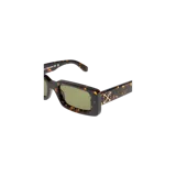 Lentes de sol Off-White modelo Arthur con armazón rectangular de acetato con patrón carey y cristales verdes.