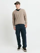 Sweater de punto color ladrillo con cuello en V y mangas largas.