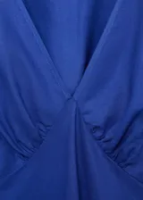 Vestido midi de color azul vibrante, confeccionado en una mezcla de lino y viscosa. Presenta un diseño evasé con escote en pico, mangas cortas ligeramente abullonadas y un corte favorecedor en la cintura.