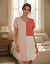 Camisón corto color rosa con panel lateral en color crema.