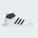 Championes Adidas modelo Jabbar Hi, de corte medio, con exterior de cuero blanco, detalles en gamuza verde oscuro en las tres tiras laterales y el cuello, y suela de goma color crema.