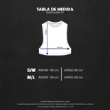 Musculosa corta negra de algodón elastizado con cuello y sisas ribeteadas en blanco. Estampado frontal con logo abstracto en blanco.