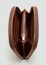 Billetera mediana con cierre de cremallera, diseño trenzado de efecto rafia en el cuerpo y detalles en cuero sintético marrón en los bordes. Incluye seis ranuras para tarjetas y un bolsillo interior con cremallera.