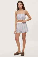 Short de tiro medio a rayas verticales en tonos pasteles, con cintura elástica en contraste y bolsillos laterales, de calce relajado.