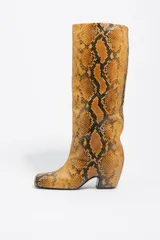 Bota alta de caña media con acabado en textura de piel de serpiente, diseño de puntera cuadrada y tacón bloque de altura media.