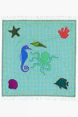 Chal o pañuelo cuadrado con estampado a cuadros vichy en tonos azul y amarillo claro. Presenta apliques bordados de temática marina (pez, caballito de mar, pulpo, estrellas de mar y corales) y bordes con flecos.
