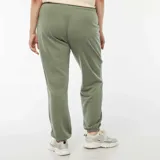 Pantalón de jogging color verde oliva, de corte holgado con cintura elástica ajustable mediante cordón y puños elásticos en los tobillos.