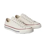 Championes Converse Chuck 70 color crema con detalles en rojo y azul en la suela.