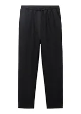 Pantalón largo negro de lino con diseño recto, cintura elástica con cordón ajustable y bolsillos laterales.