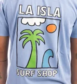 Remera celeste con cuello redondo y manga corta. Estampado pequeño de una palmera y un sol en el pecho.