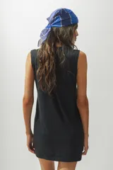 Vestido corto a rayas horizontales marrones y celestes, sin mangas y corte recto.