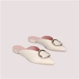 Mules color perla de cuero con punta fina y hebilla plateada orgánica.