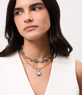 Collar de bijouterie en metal dorado con diseño de dos capas, decorado con chatones coloridos de resina en tonos rosa, verde y celeste, y dije frontal en forma de corazón.