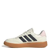 Championes urbanos Adidas modelo Courtblock, color blanco con las icónicas tres tiras laterales en azul marino y suela de goma color caramelo. Presenta un detalle en rosado suave en el talón.