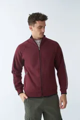 Campera de felpa gris oscuro para hombre, con fit regular, logo estampado, manga larga, cremallera entera, bolsillos con cierre y cuello elevado.