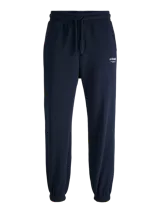 Pantalón de jogging color azul marino, con corte regular y tejido de punto con interior afelpado. Presenta cintura elástica con cordón ajustable y puños acanalados en los tobillos. Incluye un pequeño logo estampado en blanco en la parte superior de la pierna.