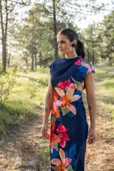 Vestido midi de corte recto y estilo japonés, color azul marino con gran estampado floral multicolor, cuello elevado con drapeado y mangas cortas integradas.