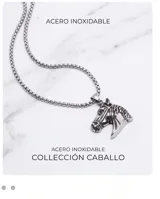 Collar de acero quirúrgico con dije en forma de cabeza de caballo con detalles en relieve y acabado pulido. Incluye cadena de eslabones tipo box.
