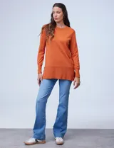 Buzo negro tejido en hilado fino, marca Tint & Shadow, con ruedo lateral y aplique de botones.