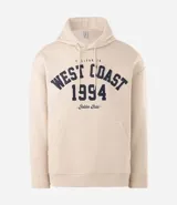 Buzo canguro de corte oversized color beige, con capucha ajustable mediante cordones y bolsillo frontal. Presenta una estampa estilo college en el pecho con la inscripción 'West Coast 1994' en color azul marino.