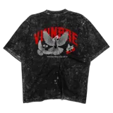 Remera negra con efecto lavado, corte oversize y estampado de palomas y texto en rojo.