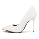 Zapato de tacón alto Vizzano, color blanco charol, con punta fina y detalle de logo en el lateral.