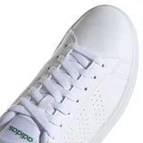 Championes Adidas Advantage blancos de cuero sintético, con detalles en verde en el logo de la lengüeta y en el talón.