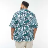 Camisa de manga corta con estampado de hojas de palmera en tonos verde, blanco y azul.