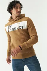 Canguro marrón claro con capucha, bolsillo tipo canguro y estampado frontal con la frase "Be Connect".