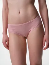 Bombacha de tiro medio confeccionada en tela punto rib acanalada, con detalles de puntilla aplicada en la cintura y en los bordes de las piernas.