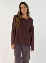 Sweater de punto de algodón con efecto lavado, cuello redondo, manga larga caída y terminaciones en rib.