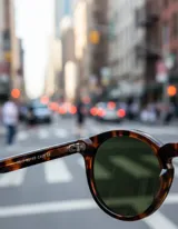 Lentes de sol Kubu modelo Tigris Olive, con montura redonda de carey y lentes polarizados color verde oscuro.