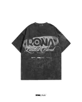 Remera negra de algodón con efecto lavado y logo estampado en el pecho.