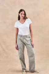 Pantalón cargo color verde oliva, de corte recto y tiro bajo, con bolsillos laterales con solapa y bolsillos delanteros diagonales.