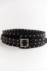 Cinto faja de cuero negro con tachas plateadas y hebilla cuadrada metálica.