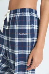 Pantalon de pijama con estampado de cuadros en tonos azul, blanco y rojo, con cintura elástica y corte holgado.