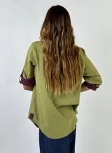 Camisa celeste de algodón con mangas 3/4 y puños marrones.