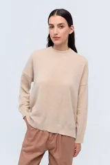 Sweater de tejido de punto color beige, realizado en lambswool, con escote redondo y calce holgado.