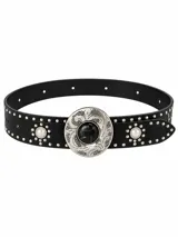 Cinto negro de cuero sintético adornado con tachas plateadas y aplicaciones de perlas sintéticas. Presenta una hebilla circular de metal plateado con grabado y una piedra central negra símil mármol.