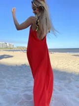 Vestido largo rojo con breteles finos amarillos con estampado floral negro y espalda descubierta.