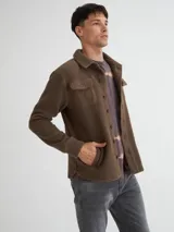 Camisaco color beige confeccionado en sherpa (corderito) con cartera de botones de pasta a tono y bolsillos con solapa en pecho.