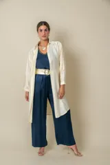 Camisa larga lisa color negro, de seda, que se puede usar como camisa o túnica.