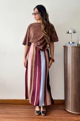 Falda larga de punto con diseño de rayas verticales en tonos bordó, marrón, celeste y rosado.