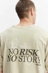Remera boxy de algodón color verde claro con efecto lavado, de corte amplio y mangas cortas. Presenta un pequeño estampado en el pecho con la inscripción "RISK mistral".