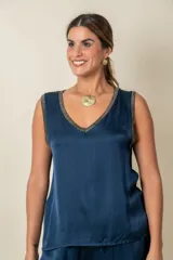 Blusa italiana sin mangas de seda viscosa color azul marino, con escote en V y vivos de lurex dorado en cuello y sisas.