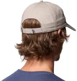 Gorra Columbia Provisions Ball de color gris claro, confeccionada en algodón, con diseño clásico de seis paneles, visera curva y cierre posterior ajustable. Cuenta con el logotipo de la marca bordado en el frente y un pequeño detalle bordado en el lateral.